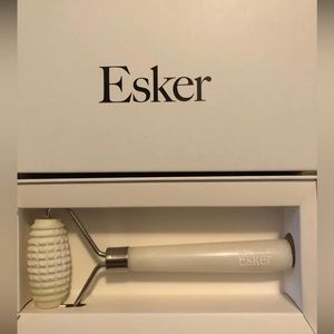 Esker Beauty Allover Jade Roller + Firming Oil - New